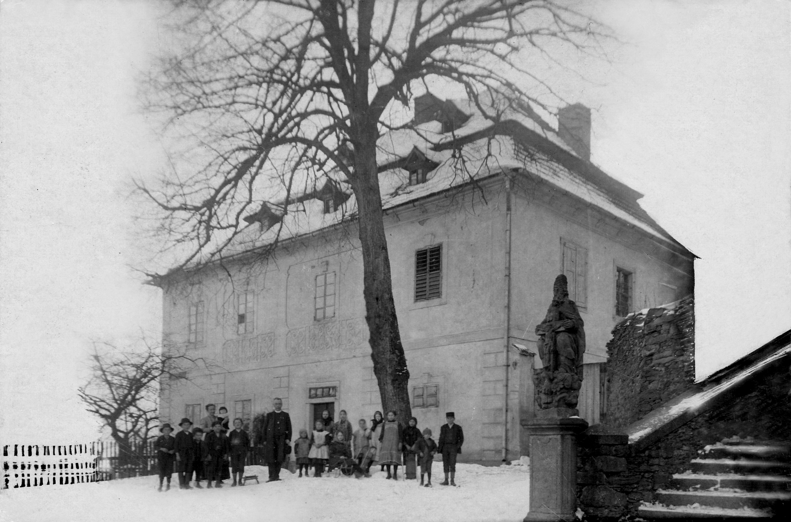 Kozlov_fara a část schodiště se sochou Nejsvětější Trojice_leden 1914
